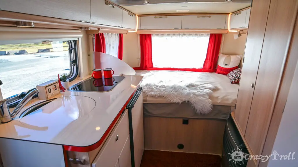Queen size bed in Eriba Troll 530 Rockabilly caravan